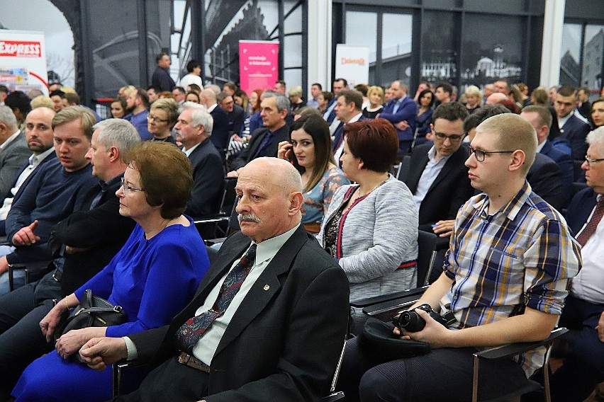 Człowiek Roku 2018 Powiatu Tomaszowskiego.  Za nami gala wręczenia tytułów [ZDJĘCIA]