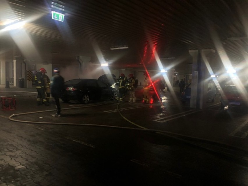 Gniezno: groźny pożar samochodu przy Kauflandzie