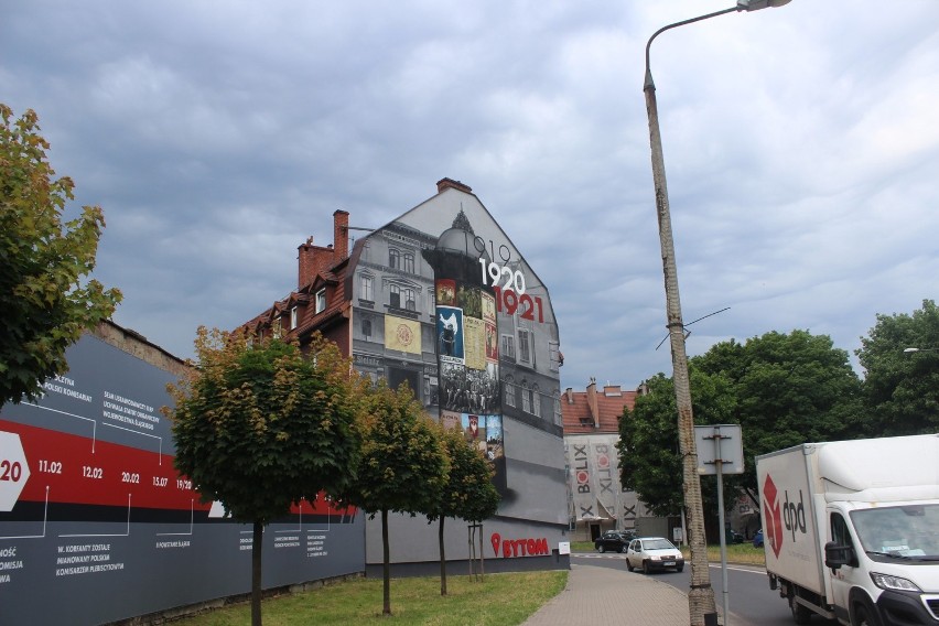 W Bytomiu odsłonięto powstańczy mural. Artyści namalowali go...