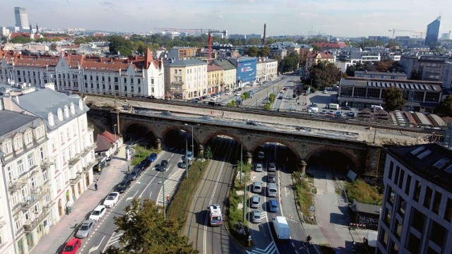 PKP Polskie Linie Kolejowe kończą przygotowania do przebudowy wiaduktu kolejowego nad ul. Grzegórzecką. Prace maja potrwać do końca 2022 roku.
