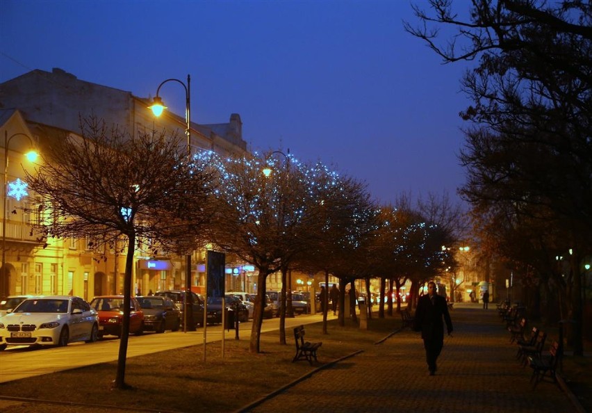 Świąteczne iluminacje w Piotrkowie wiszą już m.in. na ul....