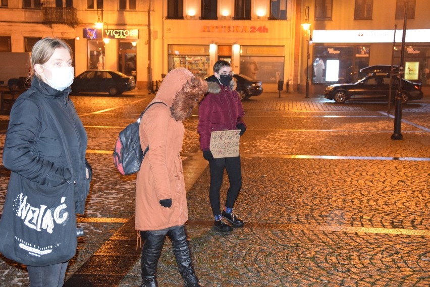 Protest w Skierniewicach. Policja nie pozwoliła palić w Rynku zniczy [ZDJĘCIA]