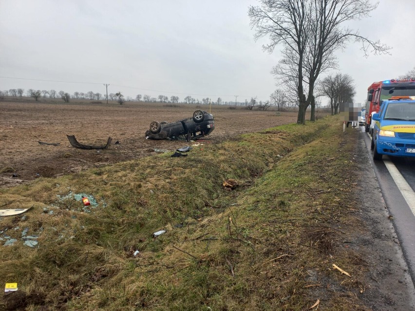 Zderzenie dwóch pojazdów na trasie Grodzisk-Ptaszkowo zakończone dachowaniem