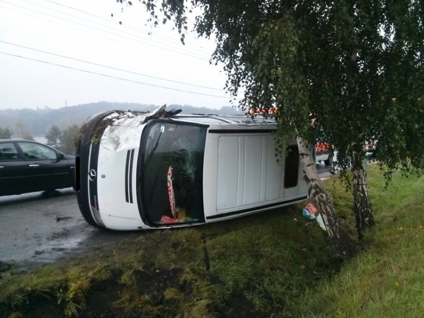 Mercedes przewrócił się na ulicy Moszczeńskiej w Mszanie