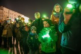 Kraków. Zielone SOS rozświetliło płytę Rynku w ramach protestu związanego z kryzysem humanitarnym na granicy polsko-białoruskiej [ZDJĘCIA]