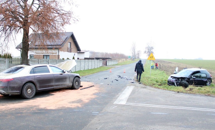 Zderzenie aut na skrzyżowaniu Przemysłowej i Rymarkiewicz w Wieluniu. 55-letnia kobieta trafiła do szpitala FOTO