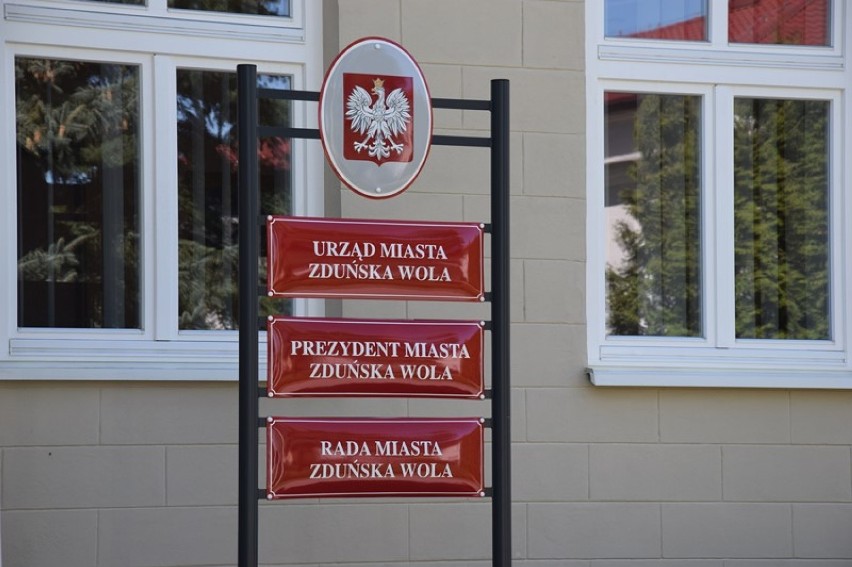 Nowe tabliczki na budynkach Urzędu Miasta Zduńska Wola
