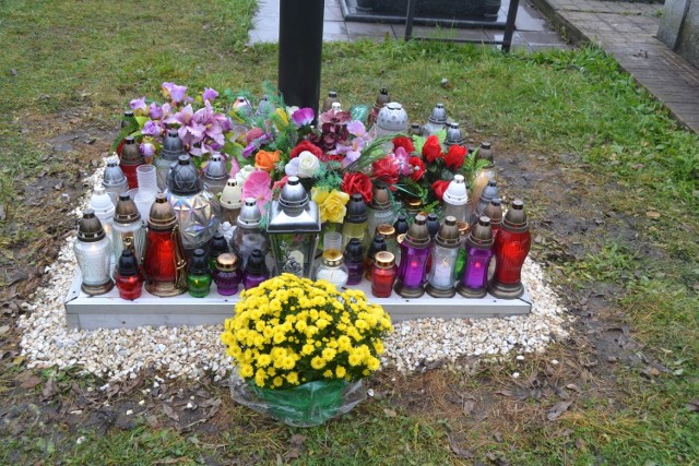 Odwiedziliśmy cmentarz w Kazimierzu Górniczym. Mieszkańcy przyjechali zawieźć kwiaty i zapalić znicze na grobach swoich bliskich. W końcu mogli to zrobić. 

Zobacz kolejne zdjęcia. Przesuń zdjęcia w prawo - wciśnij strzałkę lub przycisk NASTĘPNE