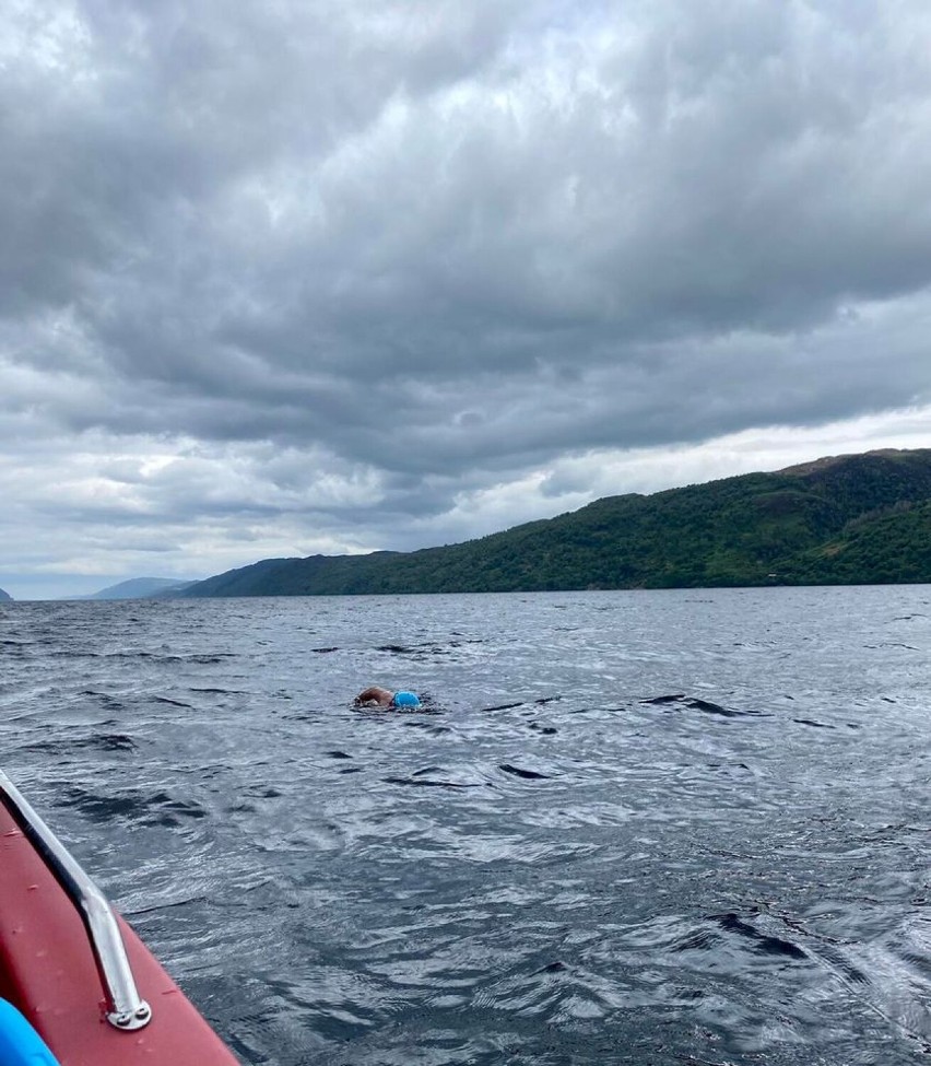 Mieszkaniec Rumi, Piotr Biankowski zrobił to! Pierwszy Polak, który przepłynął jezioro Loch Ness! Zobaczcie wideo z ostatnich metrów | FOTO