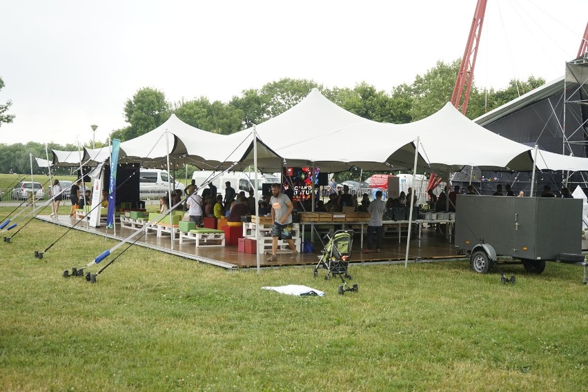 Food trucki na bulwarach nad Wisłokiem w Rzeszowie. Zobacz, co można zjeść podczas Europejskiego Stadionu Kultury