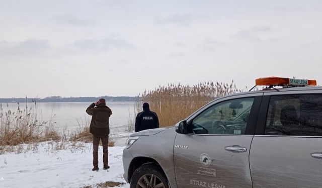 Policjanci i Służba Leśna patrolują jeziora przy Włocławku