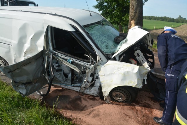 Dziś (27 maja) ok. godz. 7 doszło do wypadku na drodze wojewódzkiej 241 w okolicach Zabartowa na trasie Więcbork- Mrocza. 
- Kierowca samochodu dostawczego marki Fiat uderzył w przydrożne drzewo. W momencie przyjazdu służb przebywał poza pojazdem. Został przetransportowany do szpitala w Bydgoszczy - mówi kpt. Robert Liss, dowódca JRG straży pożarnej w  Sępólnie Krajeńskim.
Samochodem podróżował tylko kierowca, mieszkaniec Poznania. W akcji brało udział 6 zastępów straży pożarnej: 3 z powiatu sępoleńskiego i 3 z nakielskiego.
Utrudnienia na drodze trwały w tym miejscu do godziny 9.