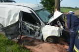Wypadek w powiecie sępoleńskim. Kierowca uderzył w drzewo