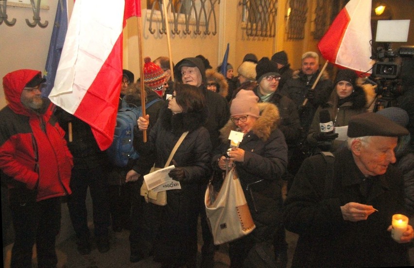 Wciąż bronią niezależnych sądów. Kilkadziesiąt osób na proteście Komitetu Obrony Demokracji w Kielcach [WIDEO,  zdjęcia]