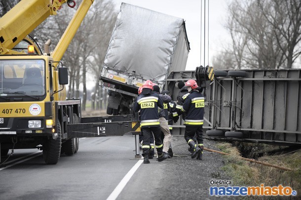 Skutki wichury. Wiatr zdmuchnął tira