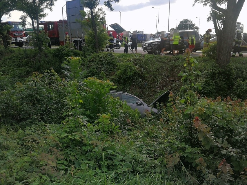 Wypadek przy wjeździe na autostradę A4 w Kątach Wrocławskich. Dwie osoby ranne [ZDJĘCIA]