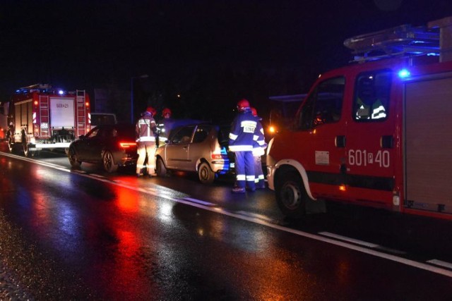 Zderzenie dwóch aut na drodze wojewódzkiej 434