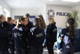 Uczniowie z Wojsławic w Komendzie Powiatowej Policji w Poddębicach poznawali tajniki pracy w mundurze (ZDJĘCIA)