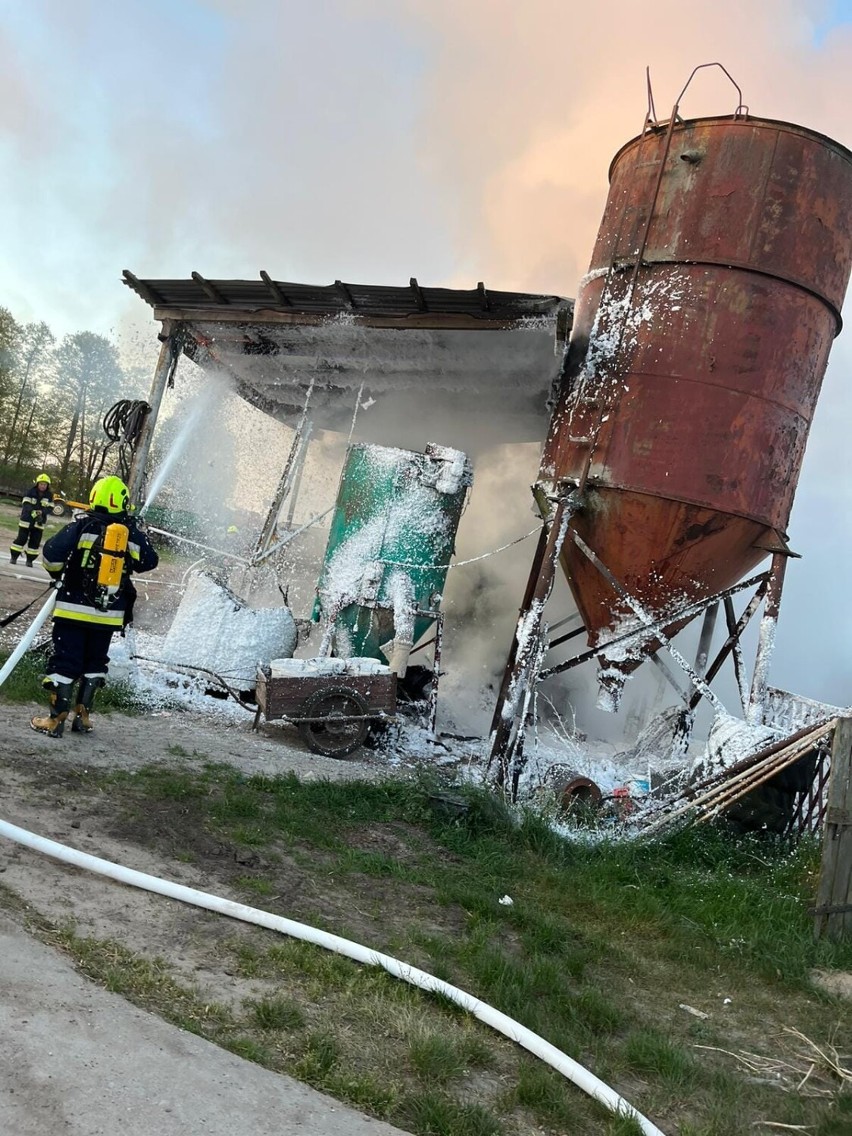 Poranny pożar zabudowań w Przemęcie. W akcji 6 zastępów strażaków [FOTO]