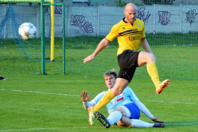 Zdaniem trenera Mariusza Wójcika, Mateusz Stanek (w żółtej koszulce) wykonuje tzw. czarną robotę na boisku.
