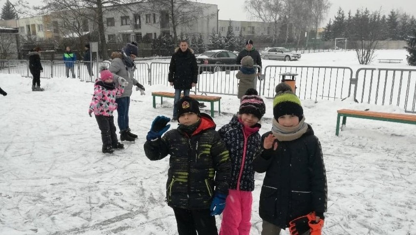 Świetna zabawa na lodowisku. Na zakończenie ferii pojawiła się zima [ZDJĘCIA]