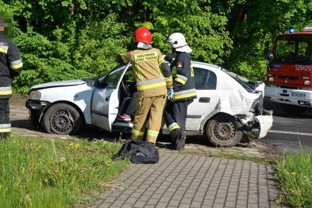 W Obkasie na DK 25 dachował opel astra, którym podróżowało 5 osób. Poszkodowana została 18-letnia kobieta