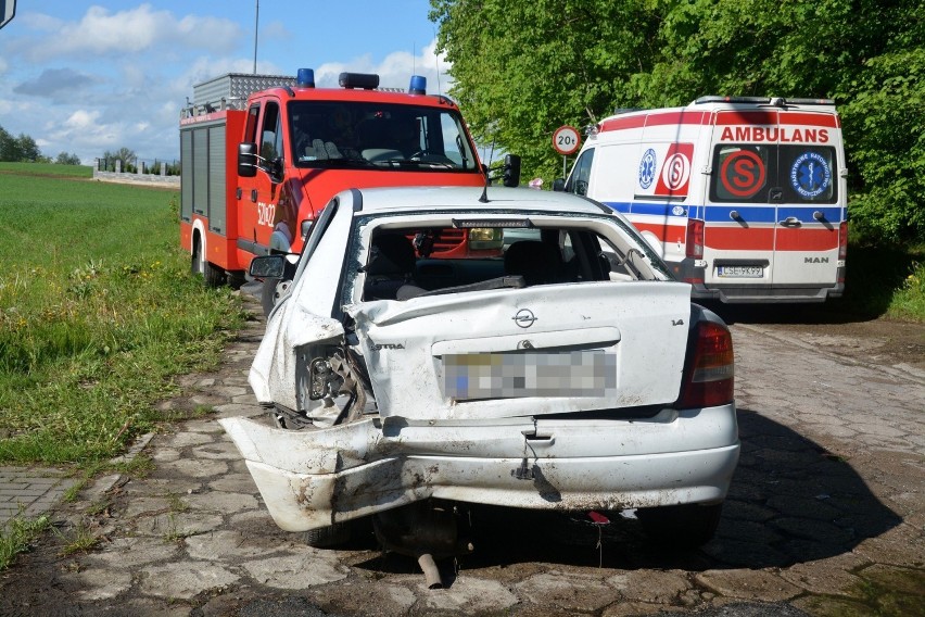 W Obkasie na DK 25 dachował opel astra, którym podróżowało 5...