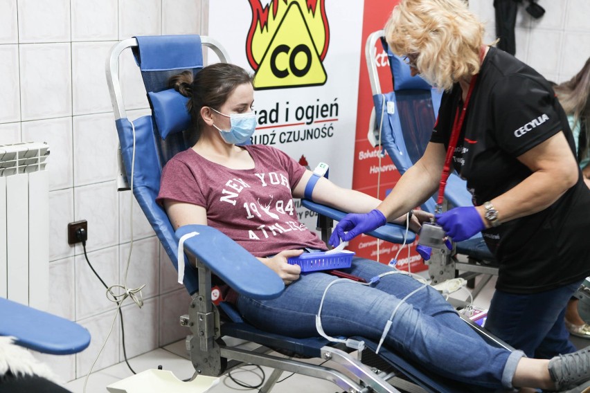 Zbiórka krwi w Opocznie. Krwiodawcy oddali prawie 20 litrów cennego leku [ZDJĘCIA]
