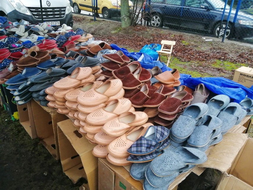 Na giełdzie samochodowej na Załężu w Rzeszowie można ubrać się od stóp do głowy. Zobacz, jakie obuwie i odzież oferują handlowcy [ZDJĘCIA]