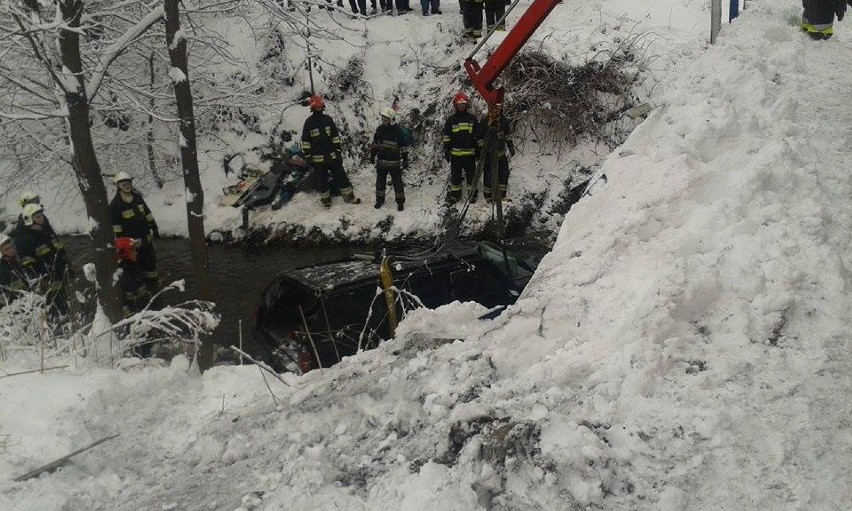 Wypadek w Koszarawie. Samochód wpadł do rzeki [ZDJĘCIA]