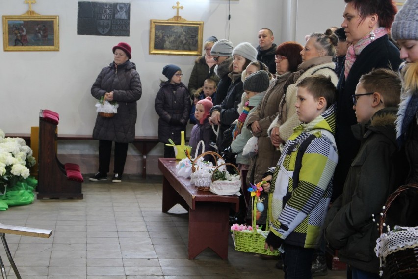 Święcenie pokarmów w Parafii Boskiej Nieustającej Pomocy w Pruszczu Gdańskim. Dzieci przyszły z koszyczkami [ZDJĘCIA]
