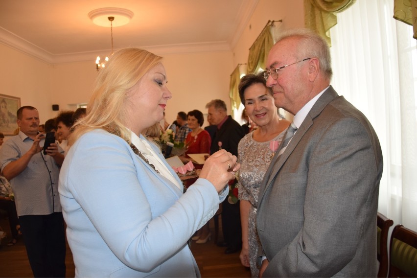 Złote Gody w Łęczycy. Medale za Długoletnie Pożycie Małżeńskie dla 28 par (wrzesień 2018) [ZDJĘCIA]