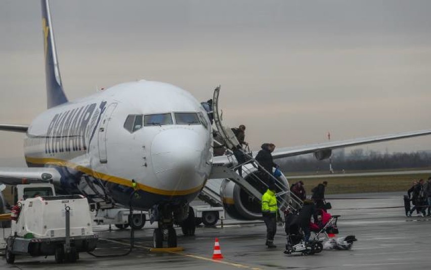 Ryanair w listopadze czasowo zawiesi dwa połączenia z portu...