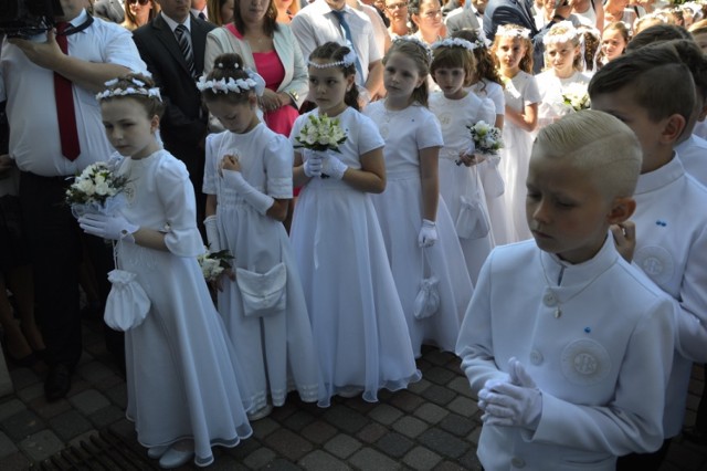 Pierwszą Komunię Św. w kościele pw. Wszystkich Świętych w Bełchatowie Grocholicach przyjęły dziś dzieci ze szkół w Janowie i Kurnosie Drugim