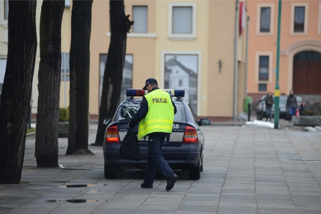 27.01.2015. kargowa centrum miasta policja radiowoz samochod auto patrol bezpieczenstwo brak w miescie posterunku policji dyzur policjant 
fot. mariusz kapala / gazeta lubuska