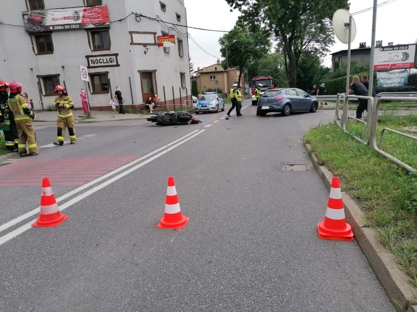 Okropny wypadek w Rudzie Śląskiej. Na Łukasiewicza doszło do zderzenia samochodu osobowego ze skuterem. Ranny został kierowca