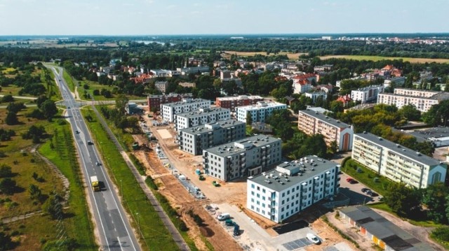 Mieszkanie Plus w Toruniu powstało przy ul. Okólnej. Po podwyżkach czynszów i innych opłat lokatorzy alarmują: "To już są mieszkania dla bogatych". Tymczasem spółka PFR Nieruchomości przekonuje, że wraz z dopłatami do czynszu to wciąż o wiele tańsza opcja najmu mieszkania niż na rynku komercyjnym.