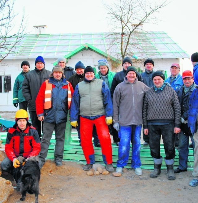 W gospodarstwie państwa Śniaków każdego dnia pracuje średnio...