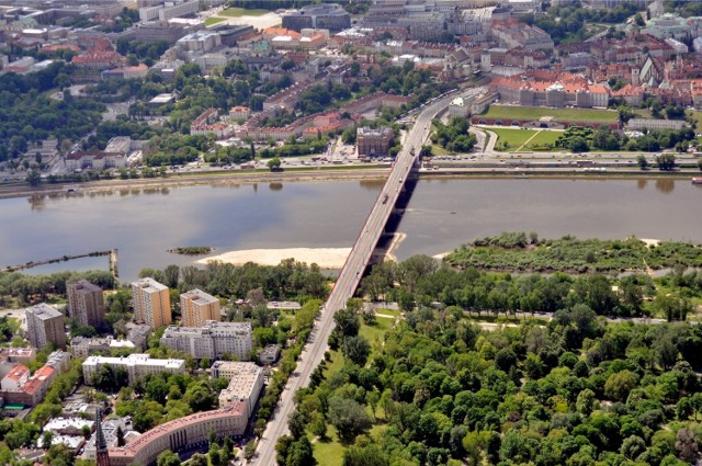 Mostem Śląsko-Dąbrowskim jeździmy najmniej chętnie. Średnie dobowe natężenie wynosiło tutaj 24 109 pojazdów w 2016 roku (w 2015 było to 30 082).

Zobaczcie też:  Perfumy "Warszawa". Powstał zapach, który ma kojarzyć się z naszym miastem [ZDJĘCIA, WIDEO]
