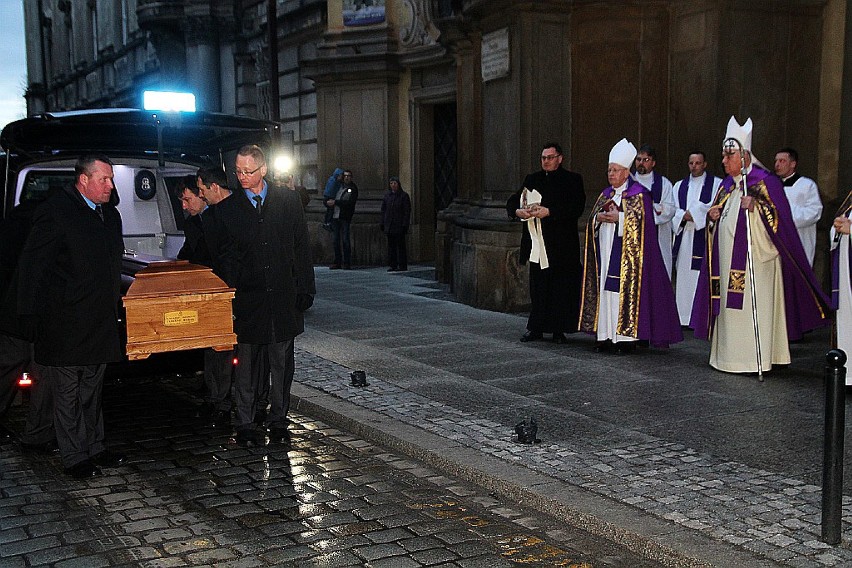 Rozpoczęły się uroczystości pogrzebowe biskupa Rybaka w Legnicy [ZDJĘCIA]