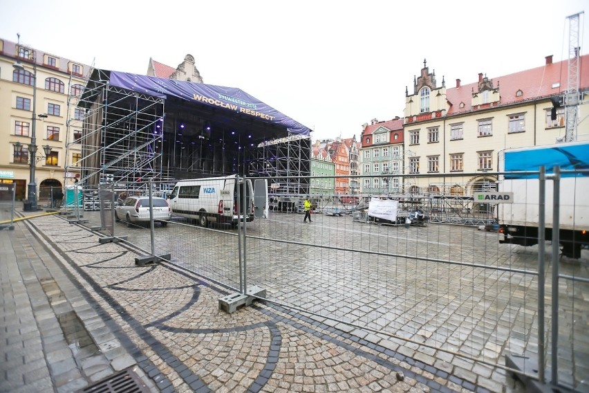 Wrocław. Budowa sceny na sylwestra w Rynku wre! [ZOBACZ ZDJĘCIA]