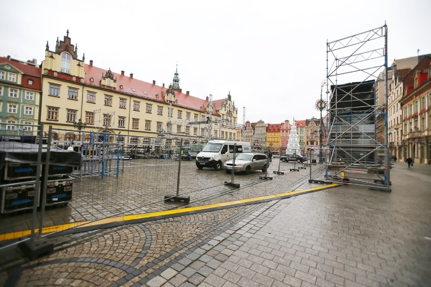 Wrocław. Budowa sceny na sylwestra w Rynku wre! [ZOBACZ ZDJĘCIA]