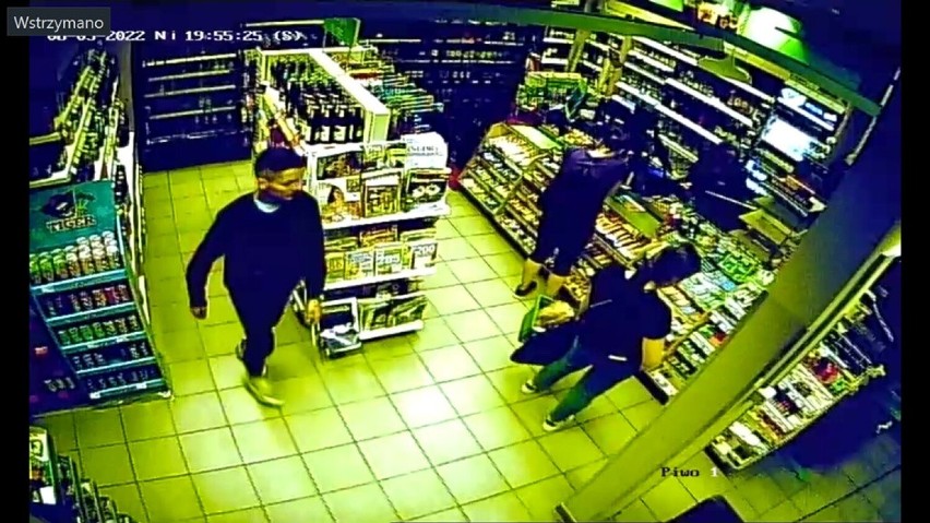 Kraków. Agresywny mężczyzna pobił pracownika sklepu i skradł towar. Policja prosi o pomoc w namierzeniu sprawcy przestępstwa ZDJĘCIA