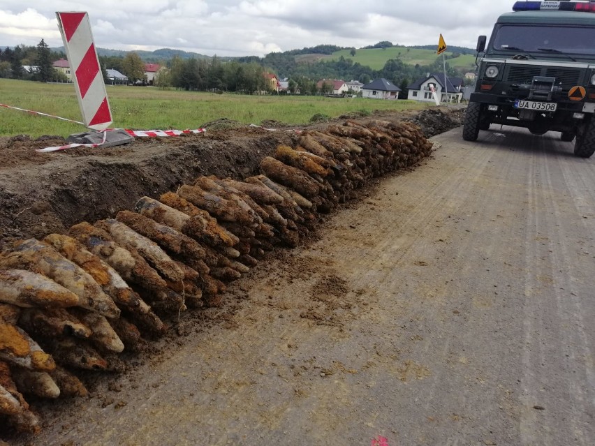 Gorlice. Podczas prac drogowych odkryto arsenał niewybuchów, 260 pocisków pod drogą wojewódzką nr 993 w Rozdzielu