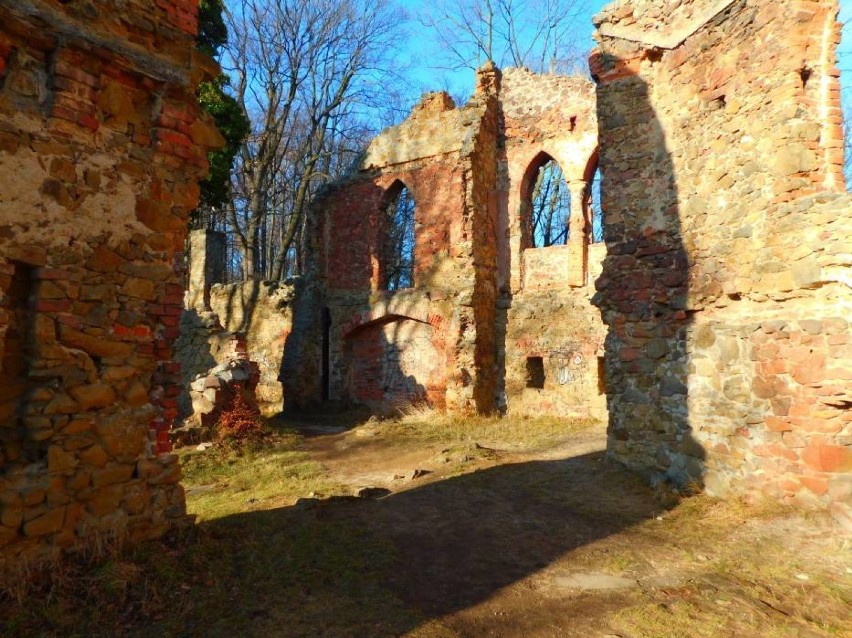 Stary Książ zbudowano na murach XIII-wiecznego zamku...