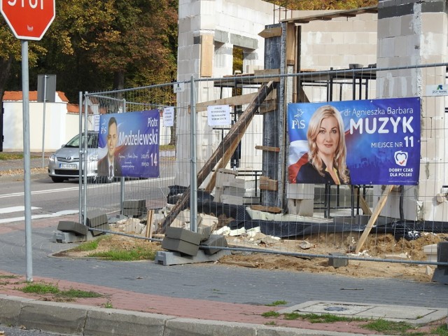 Plakaty kandydatów PiS wiszą na ogrodzeniu budowy nowej siedziby łomżyńskiej placówki KRUS
