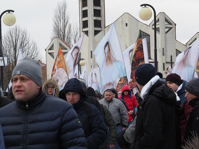 Przybyli do Łodzi z całej Polski. Kilka tysięcy mężczyzn tworzących Wspólnotę Wojowników Maryi odmawiało wspólnie różaniec idąc w procesji po ulicach miasta.