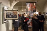 70 zdjęć trójmiejskich fotografek i fotografów prasowych w Muzeum Gdańska. Wystawa o czasie żałoby, kiedy zginął prezydent Paweł Adamowicz