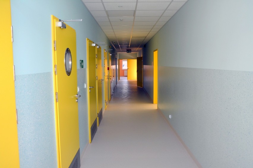 Nowa szkoła w Tuchomiu już po odbiorze - kolorowa jak z obrazka!