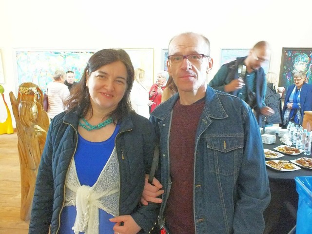 Czesław Kotwica z żoną na wernisażu wystawy w Galerii Wieża, starachowickiego Muzeum Przyrody i Techniki
